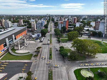 Vista aérea de Bulevar Artigas al norte. Shopping Tres Cruces - Departamento de Montevideo - URUGUAY. Foto No. 85286