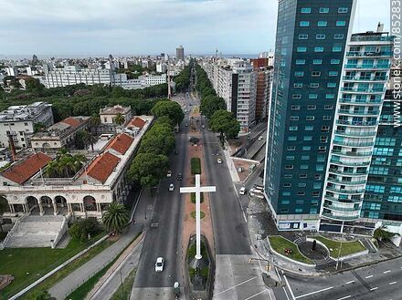 Vista aérea de Bulevar Artigas al sur, Hospital Italiano, cruz del Papa, torre del Congreso - Departamento de Montevideo - URUGUAY. Foto No. 85283