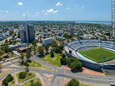 Vista aérea parcial del Estadio Centenario y las avenidas Vidiella y Ricaldoni - Departamento de Montevideo - URUGUAY. Foto No. 85304