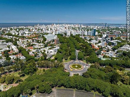 Vista aérea del Parque Batlle, rotonda con fuente de las avenidas Ricaldoni y Morquio y el resto de la ciudad - Departamento de Montevideo - URUGUAY. Foto No. 85296