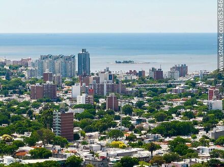 Vista aérea de los barrios Buceo y Malvín. Isla de las Gaviotas en el .Río de la Plata - Departamento de Montevideo - URUGUAY. Foto No. 85346