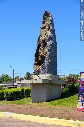 Amatista gigante expuesta a la intemperie en una rotonda - Departamento de Artigas - URUGUAY. Foto No. 85379