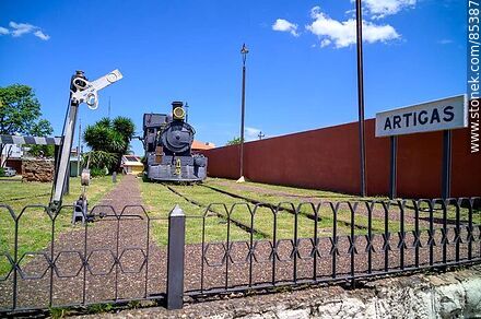 Locomotora antigua, señal ferroviaria y el cartel de la terminal de Artigas - Departamento de Artigas - URUGUAY. Foto No. 85387