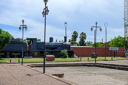 Plaza frente a la terminal de ómnibus - Departamento de Artigas - URUGUAY. Foto No. 85391
