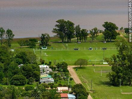 Vista aérea de una cancha de fútbol - Departamento de Salto - URUGUAY. Foto No. 85463