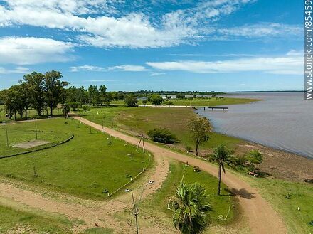 Vista aérea de Belén a orillas del río Uruguay - Departamento de Salto - URUGUAY. Foto No. 85459