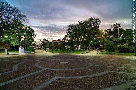 Plaza 25 de Agosto al anochecer - Departamento de Artigas - URUGUAY. Foto No. 85513