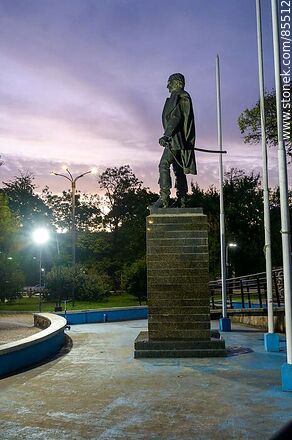 Estatua de Artigas en la plaza 25 de Agosto al atardecer - Departamento de Artigas - URUGUAY. Foto No. 85512