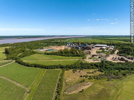 Vista aérea de campos y plantas de ALUR y CALNU - Departamento de Artigas - URUGUAY. Foto No. 85491