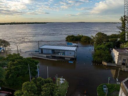 Vista aérea de la estación fluvial y puerto de Bella Unión inundados por la creciente del río Uruguay - Departamento de Artigas - URUGUAY. Foto No. 85531