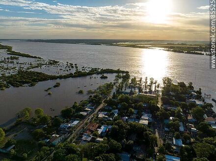 Vista aérea de la costa de Bella Unión invadida por la creciente del río - Departamento de Artigas - URUGUAY. Foto No. 85525