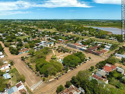 Vista aérea de la plaza Joaquín Suárez en Villa Constitución - Departamento de Salto - URUGUAY. Foto No. 85612