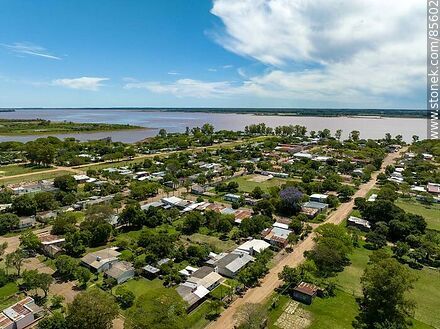 Vista aérea de la calle Paysandú y el río Uruguay - Departamento de Salto - URUGUAY. Foto No. 85602