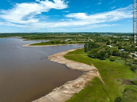 Vista aérea de la costa del río Uruguay - Departamento de Salto - URUGUAY. Foto No. 85600
