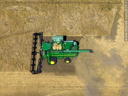 Vista aérea de una cosechadora segando y trillando cebada -  - URUGUAY. Foto No. 85631