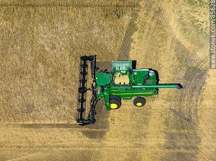 Vista aérea de una cosechadora segando y trillando cebada -  - URUGUAY. Foto No. 85628