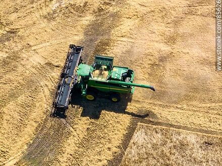 Vista aérea de una cosechadora segando y trillando cebada -  - URUGUAY. Foto No. 85626