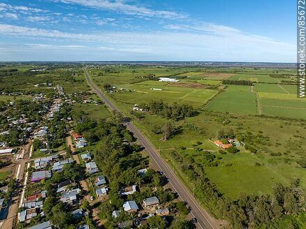 Vista aérea de la localidad Cuareim y la ruta 3 al sur - Departamento de Artigas - URUGUAY. Foto No. 85672