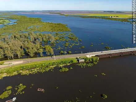 Vista aérea de la cabecera uruguaya de los puentes en ruta 3 sobre el río Cuareim - Departamento de Artigas - URUGUAY. Foto No. 85666