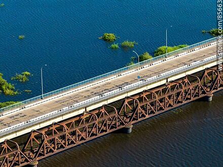 Vista aérea los puentes carretero y ferroviario sobre el río Cuareim, límite con Brasil (Quaraí) - Departamento de Artigas - URUGUAY. Foto No. 85663