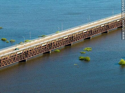 Vista aérea los puentes carretero y ferroviario sobre el río Cuareim, límite con Brasil (Quaraí) - Departamento de Artigas - URUGUAY. Foto No. 85660