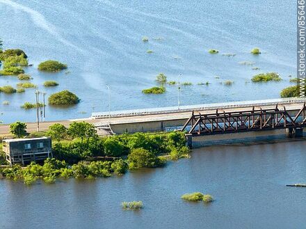Vista aérea los puentes carretero y ferroviario sobre el río Cuareim, límite con Brasil (Quaraí) - Departamento de Artigas - URUGUAY. Foto No. 85646