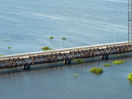 Vista aérea los puentes carretero y ferroviario sobre el río Cuareim, límite con Brasil (Quaraí) - Departamento de Artigas - URUGUAY. Foto No. 85645
