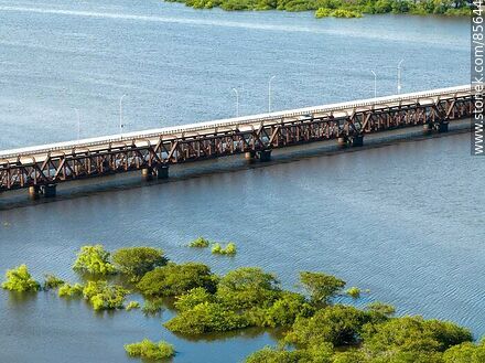 Vista aérea los puentes carretero y ferroviario sobre el río Cuareim, límite con Brasil (Quaraí) - Departamento de Artigas - URUGUAY. Foto No. 85644