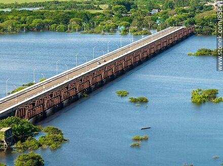 Vista aérea los puentes carretero y ferroviario sobre el río Cuareim, límite con Brasil (Quaraí) - Departamento de Artigas - URUGUAY. Foto No. 85641