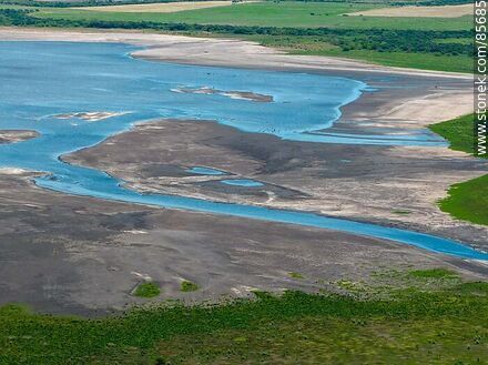 Vista aérea de la costa del río Uruguay frente al complejo El Espinillar - Departamento de Salto - URUGUAY. Foto No. 85685