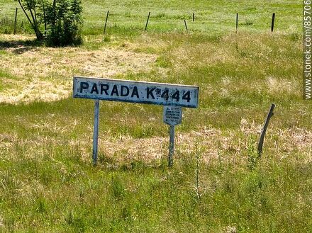 Sign at Km. 444 railroad stop - Department of Paysandú - URUGUAY. Photo #85706