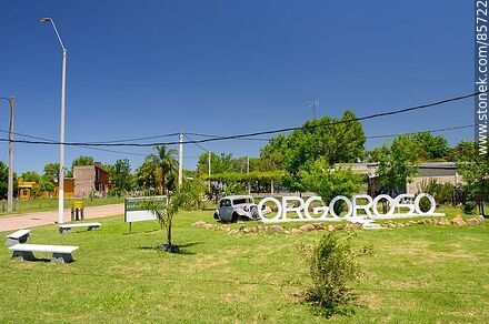 Letrero de Orgoroso junto a un viejo Citroën - Departamento de Paysandú - URUGUAY. Foto No. 85722