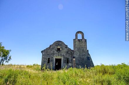 Abandoned chapel near Orgoroso on the road to Las Palmas or Cuchilla del Rabón departmental road - Department of Paysandú - URUGUAY. Photo #85744