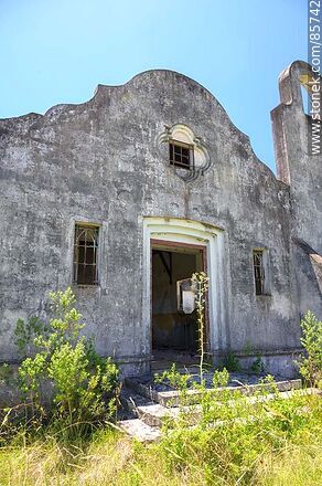 Abandoned chapel near Orgoroso on the road to Las Palmas or Cuchilla del Rabón departmental road - Department of Paysandú - URUGUAY. Photo #85742
