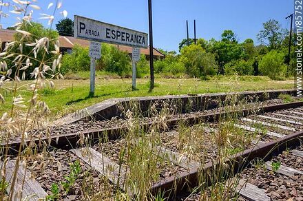 Parada Esperanza train stop. Tracks, platform and station sign. - Department of Paysandú - URUGUAY. Photo #85752