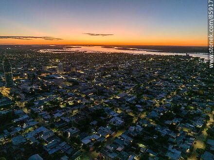 Vista aérea de la ciudad de Paysandú al anochecer - Departamento de Paysandú - URUGUAY. Foto No. 85917