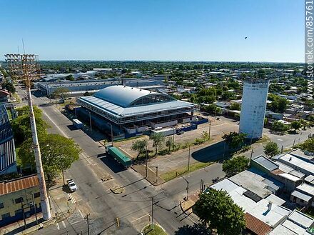 Vista aérea de Bulevar Artigas y el estadio municipal cerrado - Departamento de Paysandú - URUGUAY. Foto No. 85761