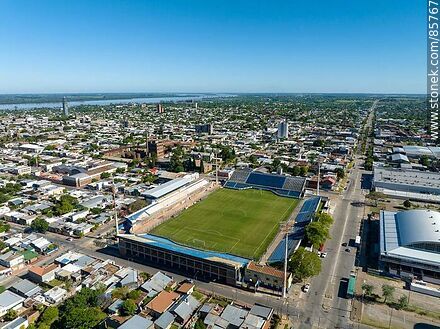 Vista aérea de los estadios Parque Artigas, el municipal cerrado y el Paysandú Shopping - Departamento de Paysandú - URUGUAY. Foto No. 85767
