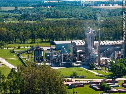 Vista aérea de la planta de cemento Portland de ANCAP de Paysandú - Departamento de Paysandú - URUGUAY. Foto No. 85896