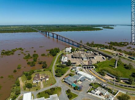 Vista aérea de la cabecera uruguaya del puente Gral. Artigas. Aduana y Comisión Administradora del río Uruguay - Departamento de Paysandú - URUGUAY. Foto No. 85922