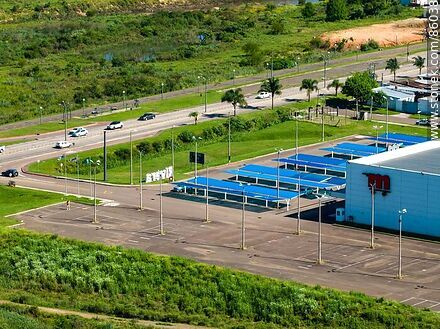 Vista aérea del estacionamiento de Macromercado - Departamento de Rivera - URUGUAY. Foto No. 86038