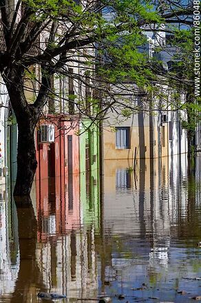 Calles bajo las aguas y reflejo de las casas - Departamento de Salto - URUGUAY. Foto No. 86048