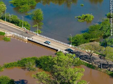 Vista aérea del puente de la rambla Tomás Berreta sobre la división del arroyo Ceibal y el río Uruguay, ambos muy crecidos - Departamento de Salto - URUGUAY. Foto No. 86025