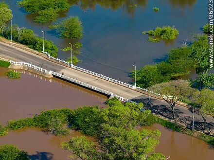 Vista aérea del puente de la rambla Tomás Berreta sobre la división del arroyo Ceibal y el río Uruguay, ambos muy crecidos - Departamento de Salto - URUGUAY. Foto No. 86023