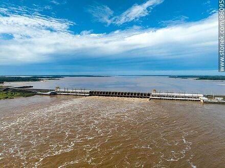 Vista aérea de la represa de Salto Grande con el río Uruguay crecido - Department of Salto - URUGUAY. Photo #86095