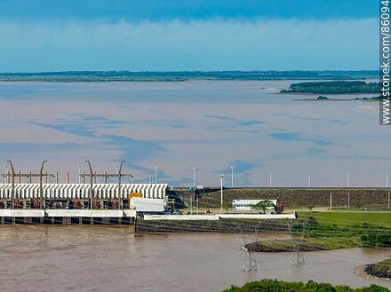 Vista aérea de un sector de la reperesa hidroeléctrica de Salto Grande - Departamento de Salto - URUGUAY. Foto No. 86094