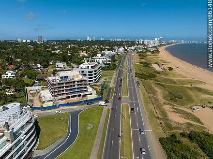 Vista aérea de la rambla Claudio Williman y playa Mansa - Punta del Este y balnearios cercanos - URUGUAY. Foto No. 86148