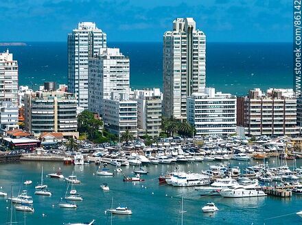 Vista aérea de la rambla portuaria con sus torres y edificios - Punta del Este y balnearios cercanos - URUGUAY. Foto No. 86142