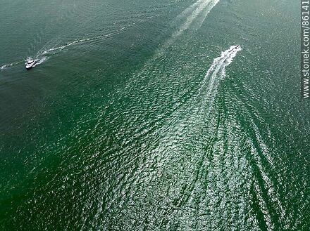 Vista aérea de una lancha navegando con el reflejo del sol - Punta del Este y balnearios cercanos - URUGUAY. Foto No. 86141