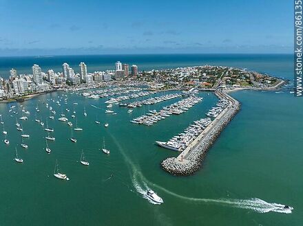 Vista aérea del puerto de Punta del Este - Punta del Este y balnearios cercanos - URUGUAY. Foto No. 86135